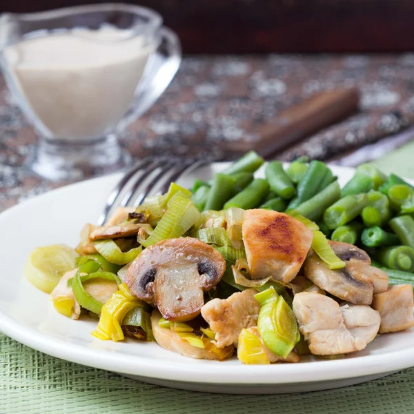 Chicken fillet fried with leek, mushrooms, green beans, cream sa — Stock Photo, Image