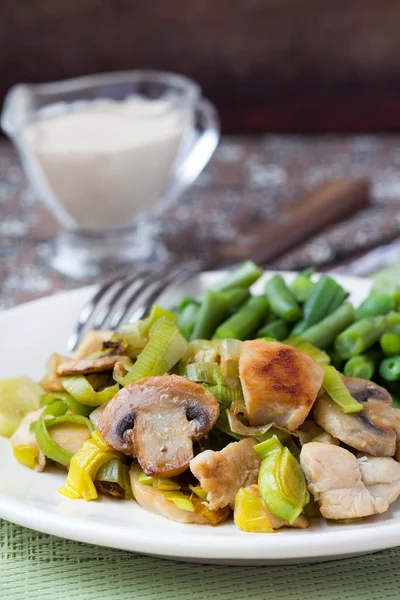 Kipfilet gebakken met paddestoelen, groene boontjes, prei, crème sa — Stockfoto