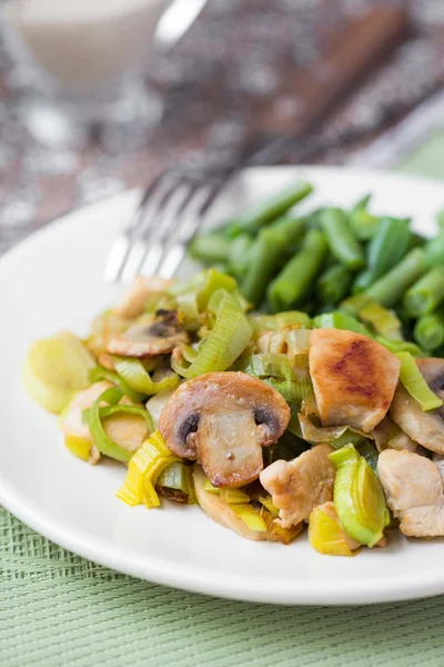 Kipfilet gebakken met paddestoelen, groene boontjes, prei, crème sa — Stockfoto