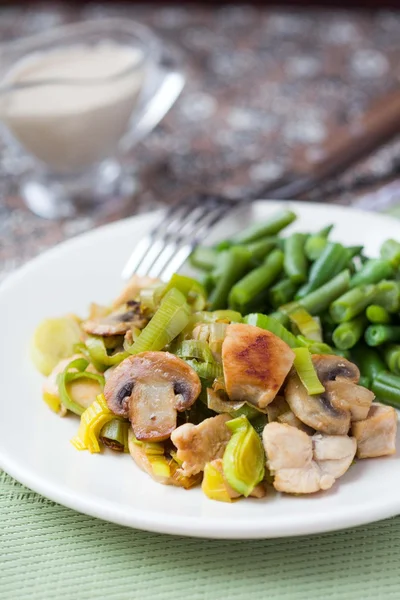 Chicken fillet fried with leek, mushrooms, green beans, cream sa — Stock Photo, Image