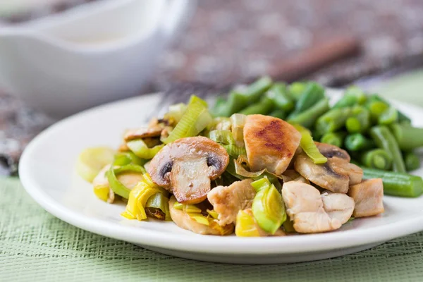 Filet de poulet frit avec poireau, champignons, haricots verts, crème sa — Photo