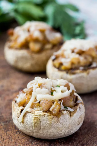 Champiñones champiñones rellenos con relleno de pollo, queso, de — Foto de Stock