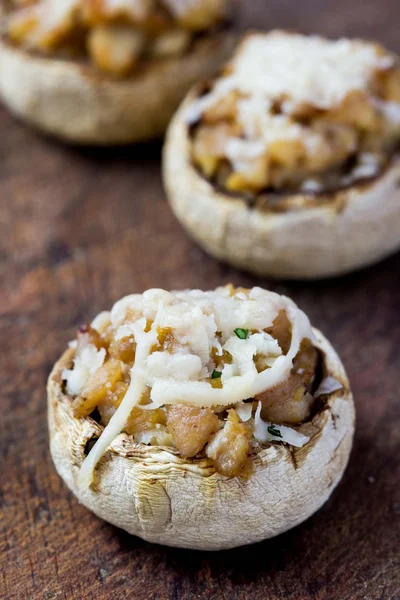 Champiñones champiñones rellenos con relleno de pollo, queso, de — Foto de Stock