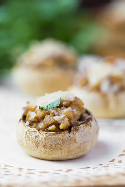 Champiñones champiñones rellenos con relleno de pollo, queso, de —  Fotos de Stock