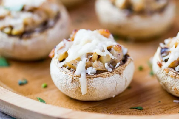 Funghi champignons farciti con ripieno di pollo, formaggio, de — Foto Stock