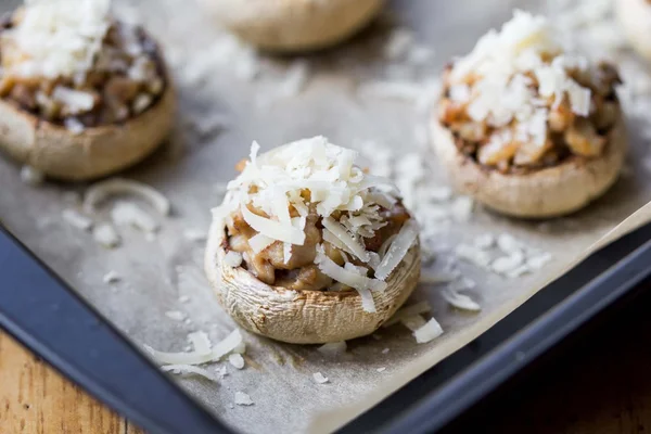 Funghi champignons farciti con ripieno di pollo, formaggio, de — Foto Stock