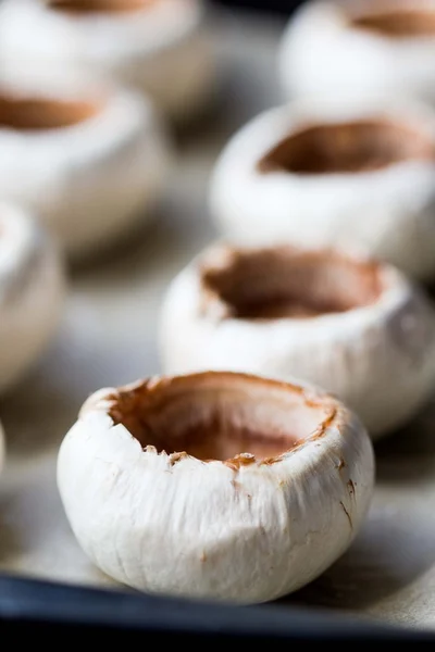 Tampas vazias cogumelos champinhons, cozinhar deliciosos lanches com — Fotografia de Stock