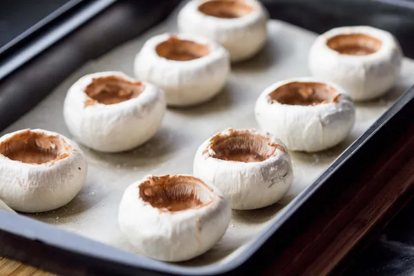 Tampas vazias cogumelos champinhons, cozinhar deliciosos lanches com — Fotografia de Stock