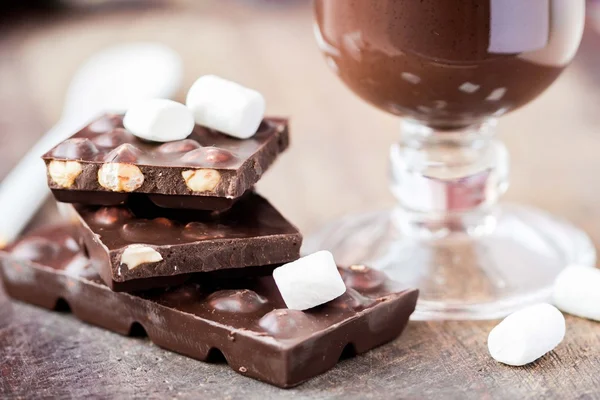 Zartbitterschokolade mit Haselnüssen, Marshmallows, Heißgetränk — Stockfoto
