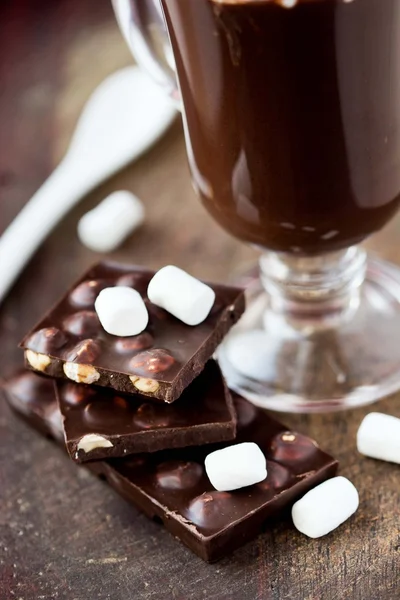 Плитка темный шоколад с фундуком, зефир, горячий напиток — стоковое фото