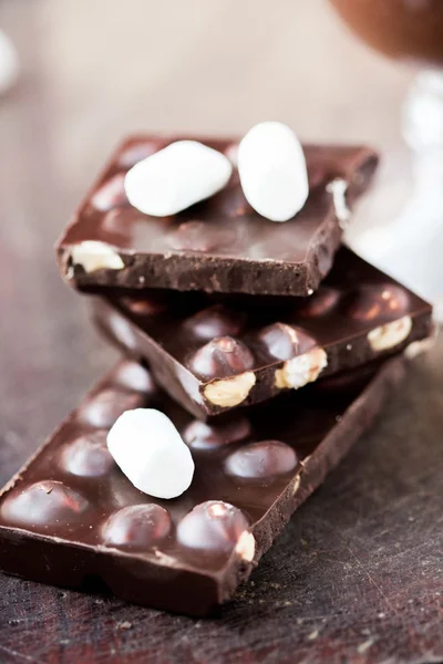 Zartbitterschokolade mit Haselnüssen, Eibisch, süßem Dessert — Stockfoto