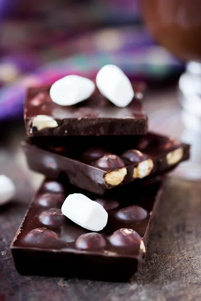 Zartbitterschokolade mit Haselnüssen, Eibisch, süßem Dessert — Stockfoto