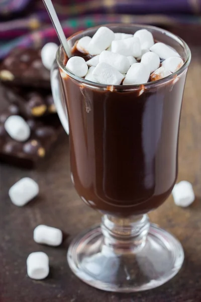 Trinken Sie heiße Schokolade mit Marshmallows im transparenten Glas — Stockfoto