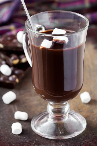 Trinken Sie heiße Schokolade mit Marshmallows im transparenten Glas — Stockfoto