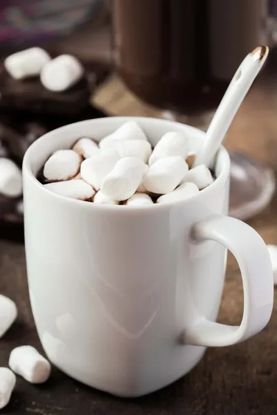 Trinken Sie heiße Schokolade mit Marshmallows in weißer Tasse — Stockfoto
