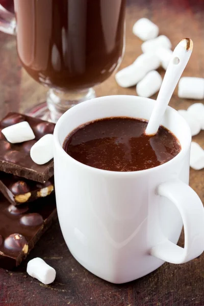 Trinken Sie heiße Schokolade mit Marshmallows in weißer Tasse — Stockfoto