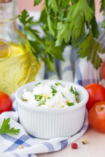 Белый мягкий сыр, фета, коза в миске с помидорами, петрушка, ол — стоковое фото