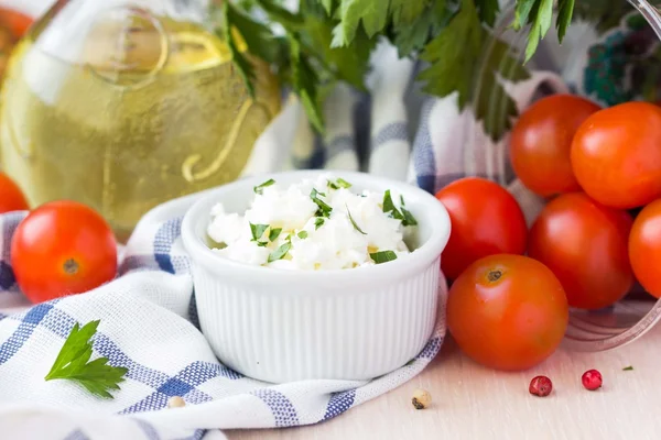 White soft cheese, feta, goat in bowl with tomatoes, parsley, ol — Stock Photo, Image