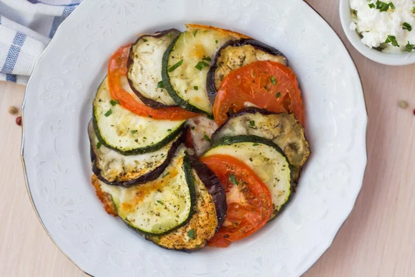Ratatouille, verduras cortadas en rodajas, berenjena, calabacín, tomate —  Fotos de Stock