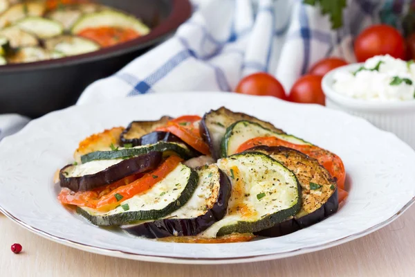 Ratatouille, groenten snijden op segmenten, courgette, aubergine en tomat — Stockfoto