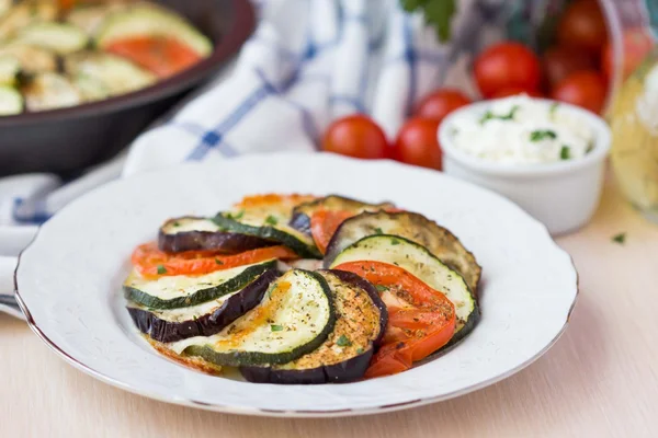 Ratatouille, verduras cortadas en rodajas, berenjena, calabacín, tomate —  Fotos de Stock