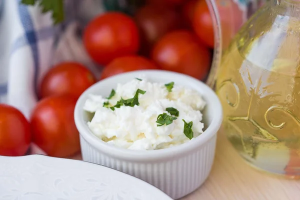 White soft cheese, feta, goat in bowl with tomatoes, parsley, ol — Stock Photo, Image