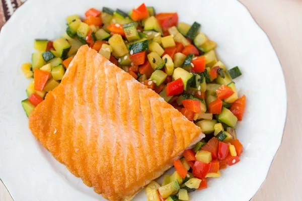 Filé frito de salmão de peixe vermelho com legumes torrados, abeto — Fotografia de Stock