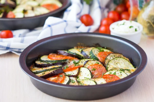 Ratatouille, légumes coupés en tranches, aubergines, courgettes, tom — Photo