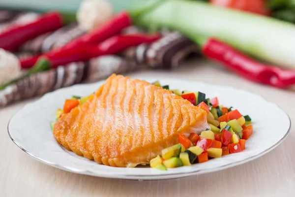Філе червоного рибного лосося зі смаженими овочами, качин — стокове фото