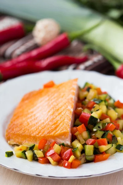 Filé frito de salmão de peixe vermelho com legumes torrados, abeto — Fotografia de Stock