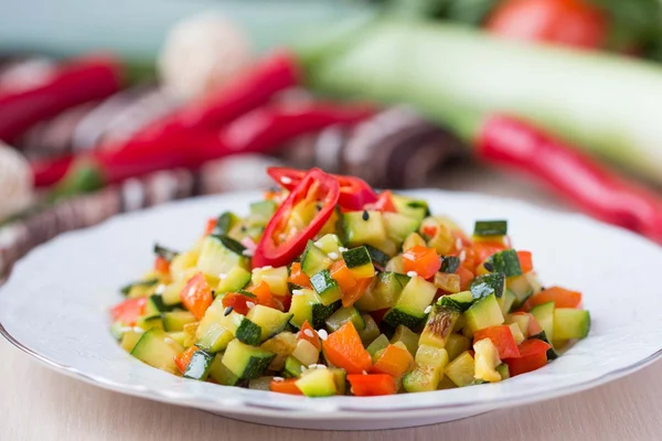 Smažený zeleninový kostky, ratatouille, cuketa, paprika, laho — Stock fotografie