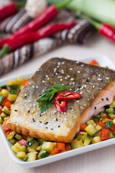 Fried fillet of red fish salmon with crispy skin, roasted vegeta — Stock Photo, Image