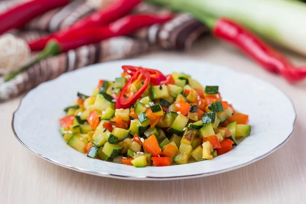 Smažený zeleninový kostky, ratatouille, cuketa, paprika, laho — Stock fotografie