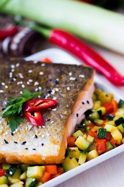 Fried fillet of red fish salmon with crispy skin, roasted vegeta — Stock Photo, Image