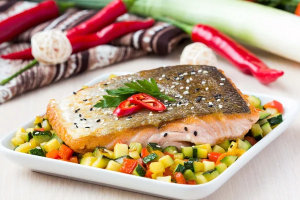 Fried fillet of red fish salmon with crispy skin, roasted vegeta — Stock Photo, Image