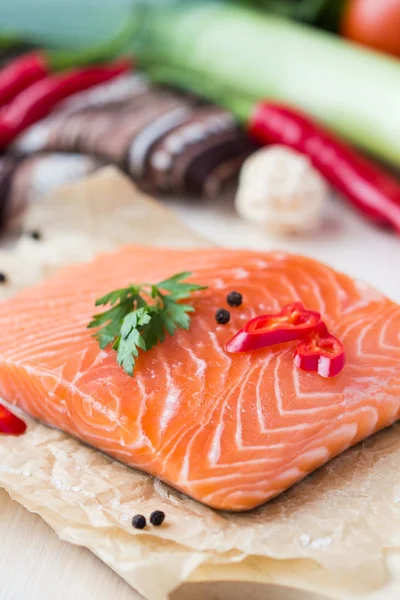 Filetes crus de peixe vermelho, salmão, cozinhar pratos de dieta saudável para — Fotografia de Stock