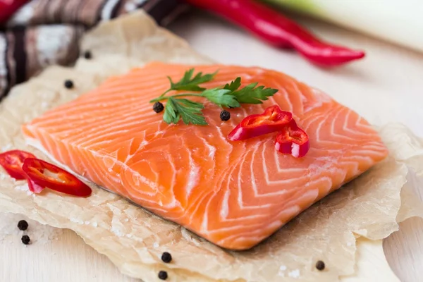 Filetes crus de peixe vermelho, salmão, cozinhar pratos de dieta saudável para — Fotografia de Stock