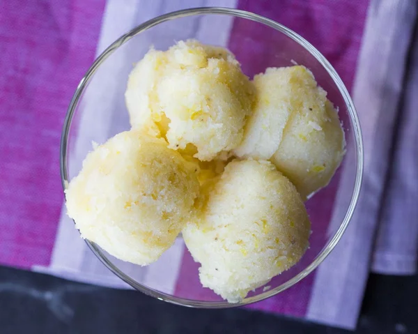 Sorbetto gelato al limone, palline in vetro, rinfrescante dieta estiva d — Foto Stock