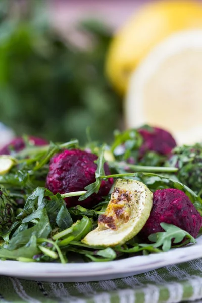 Roka, kabak, pancar topları ile taze yaz salatası — Stok fotoğraf