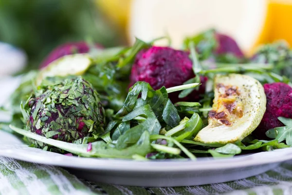 Roka, kabak, pancar topları ile taze yaz salatası — Stok fotoğraf