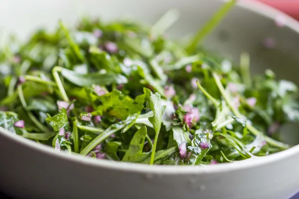 Ensalada verde fresca con rúcula, salsa de cebolla, aceite de oliva —  Fotos de Stock