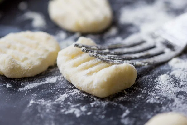 イタリアの手作りジャガイモのニョッキ セリフ フォークを調理 ロイヤリティフリーのストック写真