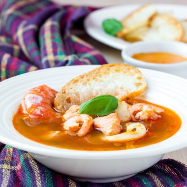 bouillabaisse balık çorbası deniz ürünleri, somon, karides, ric ile Fransız