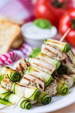 ızgara tavuk kebabı, Şaşlık şiş ile üzerinde kabak alındı.,