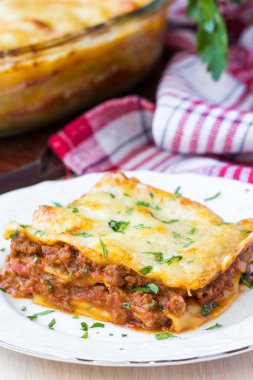 bolognese et sos Beşamel, del görev ile ev yapımı lazanya