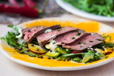 ızgara dana biftek, turp, cu siyah mercimek, roket salata
