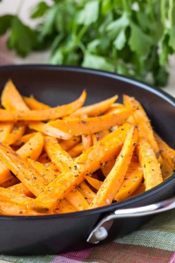 tatlı patates, soliman.rwash, dilimlenmiş, kızarmış tavada ile baharat, ot