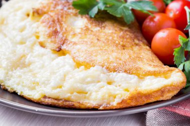 havadar ışık Fransız omlet domates ile haddelenmiş