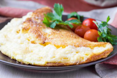 havadar ışık Fransız omlet domates ile haddelenmiş