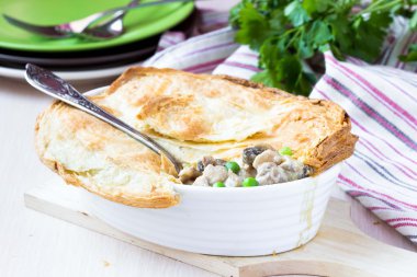 etli börek Stew tavuk, mantar, bezelye, puf böreği